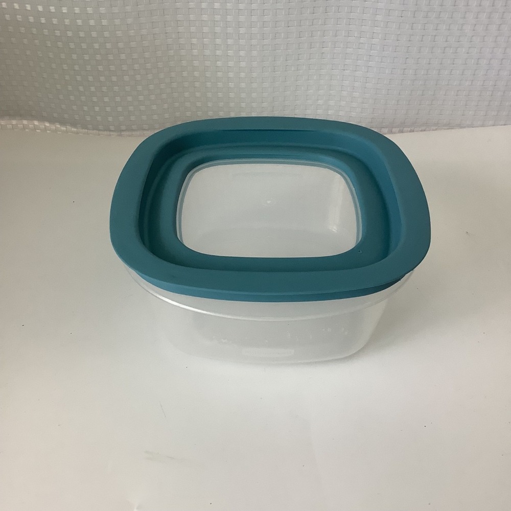 Rubbermaid Premier Square Food Storage Container 5 Cups 7J6215 w/ Blue Lid
